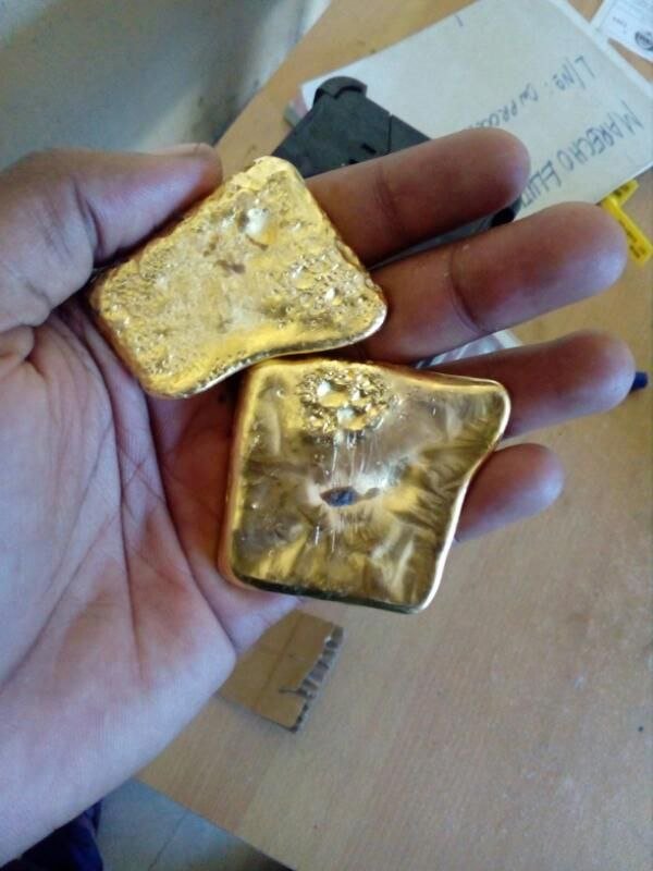 Smelted gold pieces hand